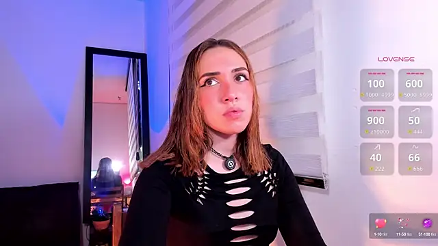 SarahCastillo  online show from September 23, 2025, 12:34 pm