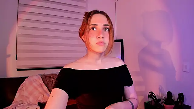 SarahCastillo  online show from October 19, 2025, 7:11 am