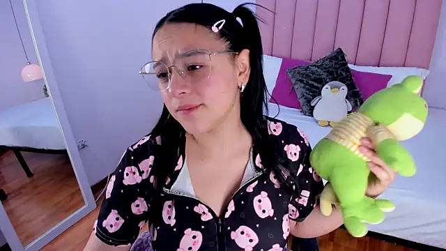 Amy Ferreira online show from November 19, 2025, 2:55 am