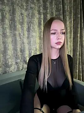 MissOyee online show from November 4, 2025, 6:44 pm