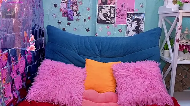 VivienneRo online show from April 5, 2026, 4:52 am