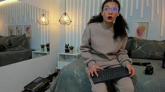 SweetStarr  online show from October 21, 2025, 12:37 pm