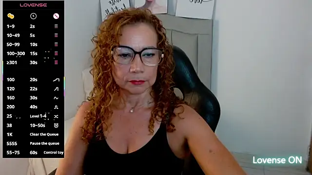 Jademommy  online show from October 29, 2025, 9:47 pm