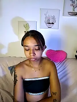 Suzanelee1 online show from October 6, 2025, 9:43 am