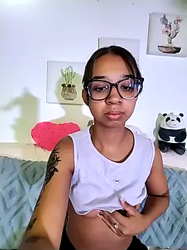 Suzanelee1 online show from September 19, 2025, 1:15 pm