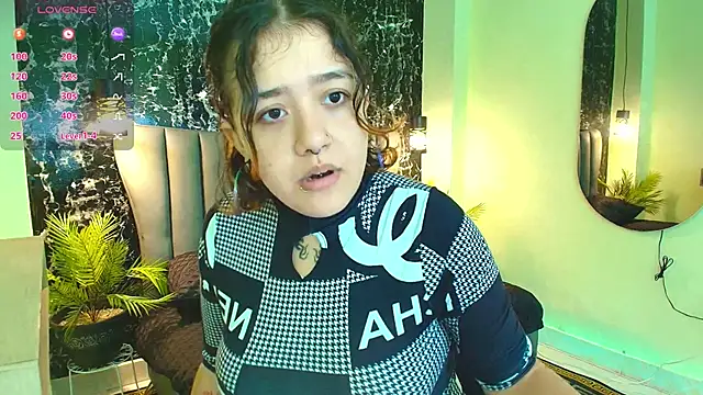 Snapshot of Nia-Stark chatting on October 14, 2025, 3:23 pm Nia-Stark online show from October 14, 2025, 3:23 pm