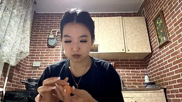 EmmaLeexth online show from November 4, 2025, 1:04 pm