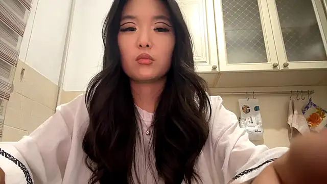 EmmaLeexth online show from April 27, 2026, 4:05 pm