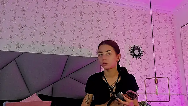 Snapshot of meganandtylerr19 chatting on November 6, 2025, 11:25 am meganandtylerr19 online show from November 6, 2025, 11:25 am