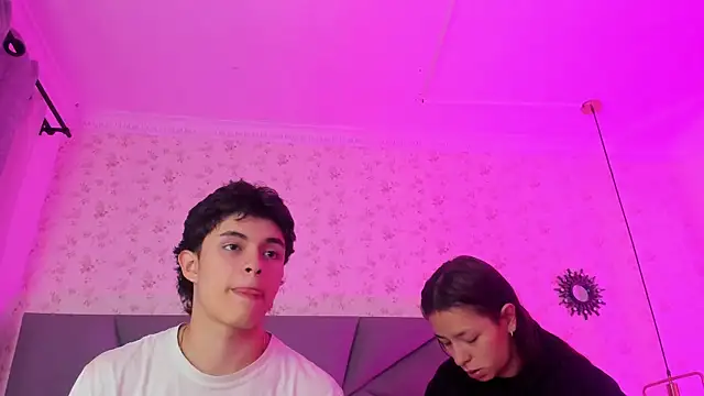 Snapshot of meganandtylerr19 chatting on November 24, 2025, 1:33 pm meganandtylerr19 online show from November 24, 2025, 1:33 pm