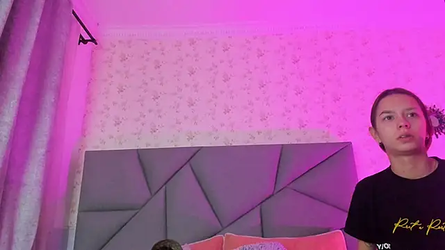 Snapshot of meganandtylerr19 chatting on November 23, 2025, 1:43 pm meganandtylerr19 online show from November 23, 2025, 1:43 pm