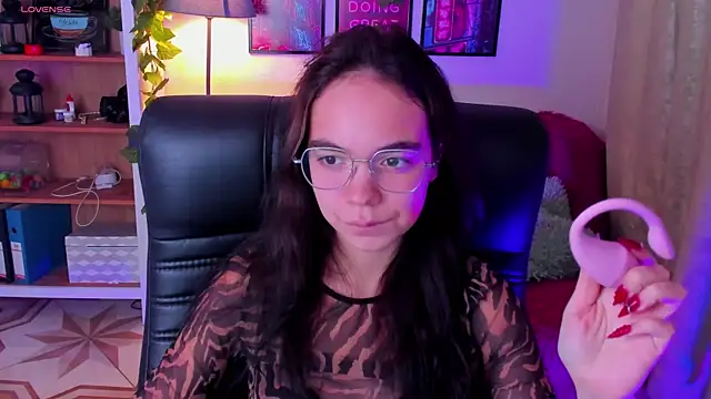Snapshot of Elise_Noir chatting on October 17, 2025, 4:20 pm Elise Noir online show from October 17, 2025, 4:20 pm