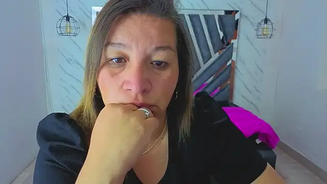 Snapshot of MaylinRosse_ chatting on July 14, 2026, 6:47 pm MaylinRosse online show from July 14, 2026, 6:47 pm