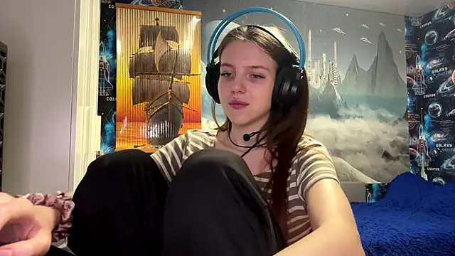 Elira Breeze online show from December 5, 2025, 2:59 pm