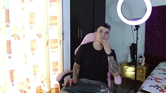 BooyHott  online show from November 13, 2025, 6:45 pm