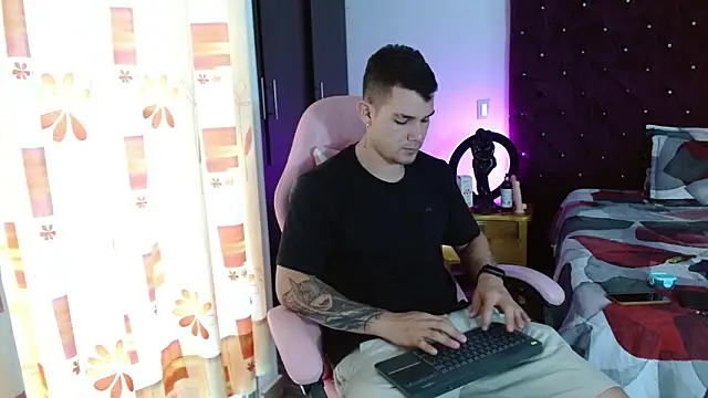 BooyHott  online show from November 21, 2025, 7:35 pm