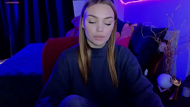 KitsyMoore online show from November 21, 2025, 1:10 pm