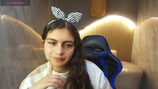 Snapshot of dany_r_ chatting on October 7, 2025, 1:23 pm dany r online show from October 7, 2025, 1:23 pm