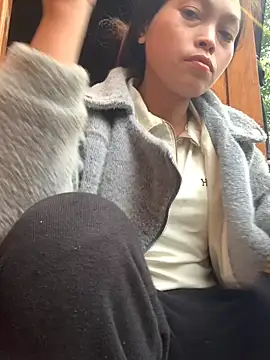 Snapshot of Halyy_xx chatting on November 1, 2025, 1:45 am Halyy xx online show from November 1, 2025, 1:45 am