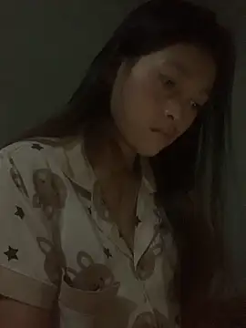 Snapshot of Halyy_xx chatting on October 16, 2025, 10:18 pm Halyy xx online show from October 16, 2025, 10:18 pm