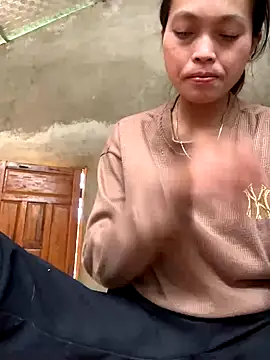 Snapshot of Halyy_xx chatting on October 28, 2025, 5:18 am Halyy xx online show from October 28, 2025, 5:18 am