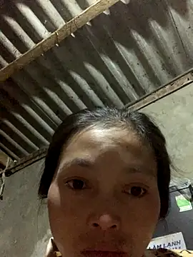 Snapshot of Halyy_xx chatting on October 18, 2025, 11:07 pm Halyy xx online show from October 18, 2025, 11:07 pm