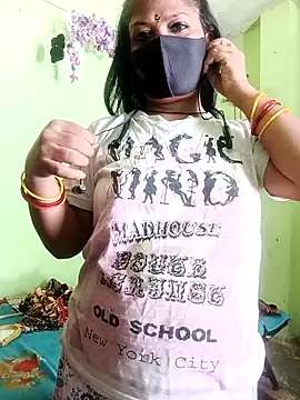 Mona darling21 online show from May 19, 2026, 6:31 am