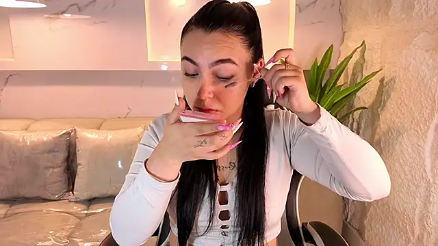 scarlett smith tp online show from December 21, 2025, 12:51 pm