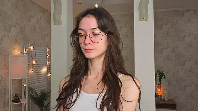 ReneeLippeatt online show from October 4, 2025, 7:26 pm