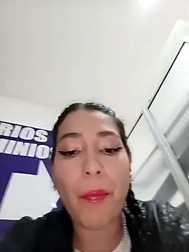 Snapshot of _Luna-1 chatting on December 5, 2025, 9:01 pm Luna-1 online show from December 5, 2025, 9:01 pm