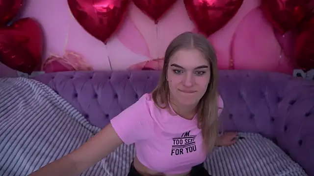 Snapshot of AlinaLiii chatting on February 8, 2026, 8:39 pm AlinaLiii online show from February 8, 2026, 8:39 pm