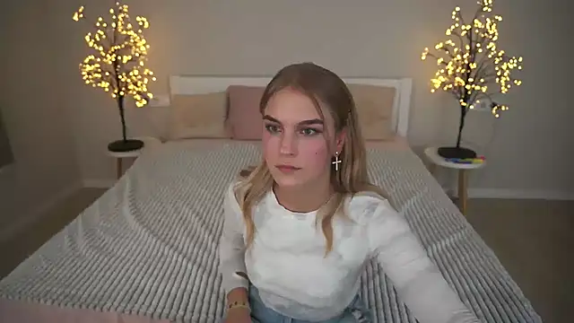 AlinaLiii online show from November 18, 2025, 3:04 pm