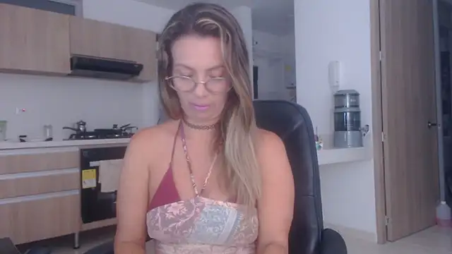 LovePaula online show from November 22, 2025, 9:57 pm