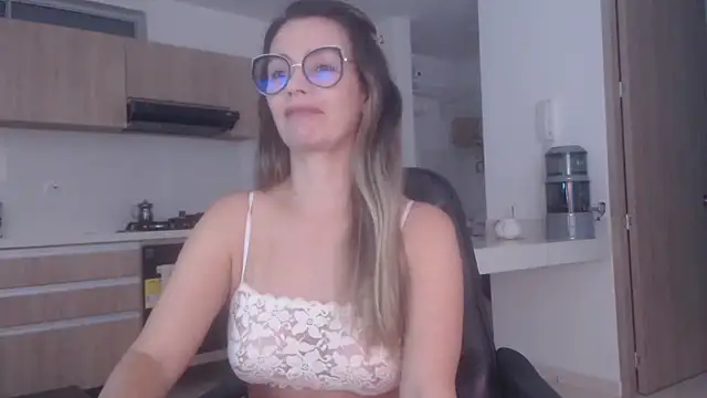 LovePaula online show from March 28, 2026, 11:33 am