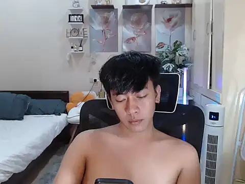 niel cumshow online show from November 19, 2025, 12:16 pm