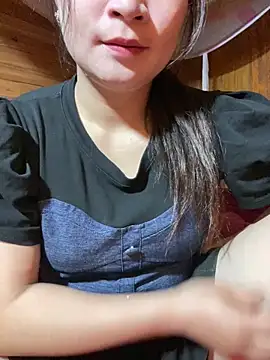 Snapshot of violet-00 chatting on May 17, 2026, 2:11 am violet-00 online show from May 17, 2026, 2:11 am
