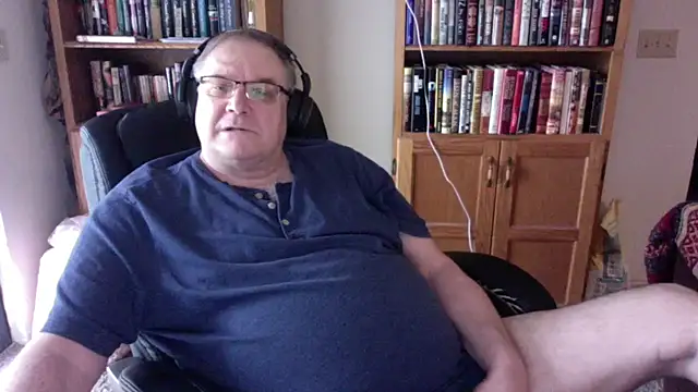 Snapshot of Vinyl22@xh chatting on June 10, 2026, 8:10 pm Vinyl22xh online show from June 10, 2026, 8:10 pm