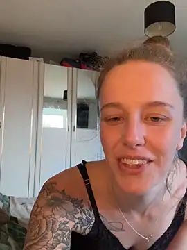 EmmieMaexox online show from October 15, 2025, 9:06 am