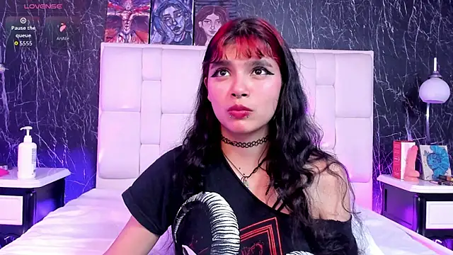 Raven Rox online show from October 22, 2025, 4:01 am