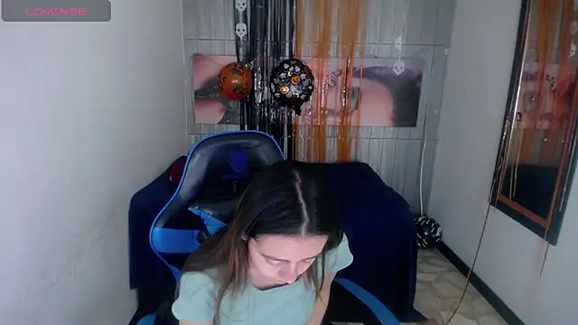 lala clark online show from November 6, 2025, 1:59 pm