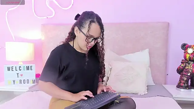 CamilaGomez149 online show from September 25, 2025, 3:56 am