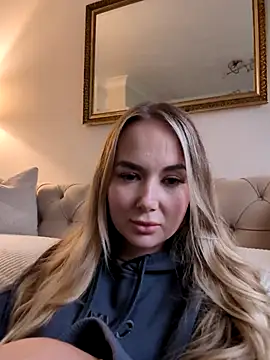 Snapshot of BarbieDolly_x chatting on October 15, 2025, 3:53 pm BarbieDolly x online show from October 15, 2025, 3:53 pm