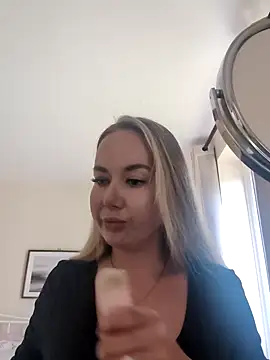 Snapshot of BarbieDolly_x chatting on September 24, 2025, 10:33 am BarbieDolly x online show from September 24, 2025, 10:33 am
