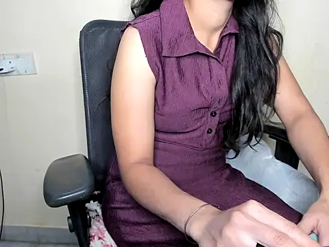 Queen-Bee143 online show from April 23, 2026, 11:39 pm