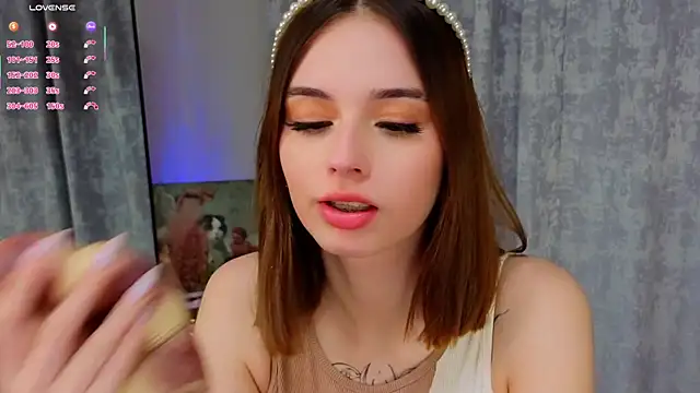 LunaraRada online show from November 4, 2025, 5:17 pm