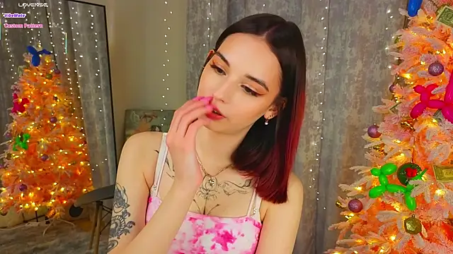 LunaraRada online show from January 9, 2026, 6:04 pm