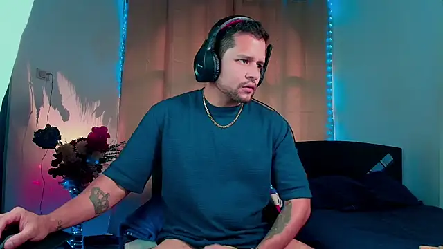 LucasGaeel online show from October 16, 2025, 8:17 pm