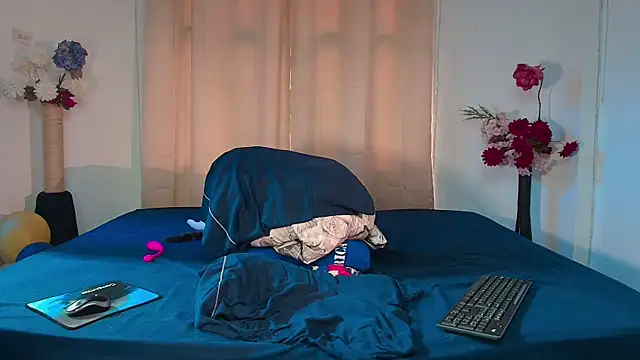 LucasGaeel online show from April 10, 2026, 2:46 pm