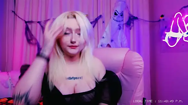 JuliaSharkk online show from October 27, 2025, 9:49 pm