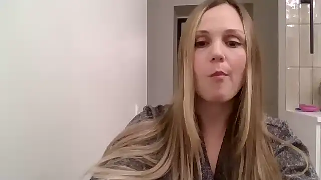 Snapshot of Kyrelinn chatting on October 27, 2025, 4:08 pm Kyrelinn online show from October 27, 2025, 4:08 pm